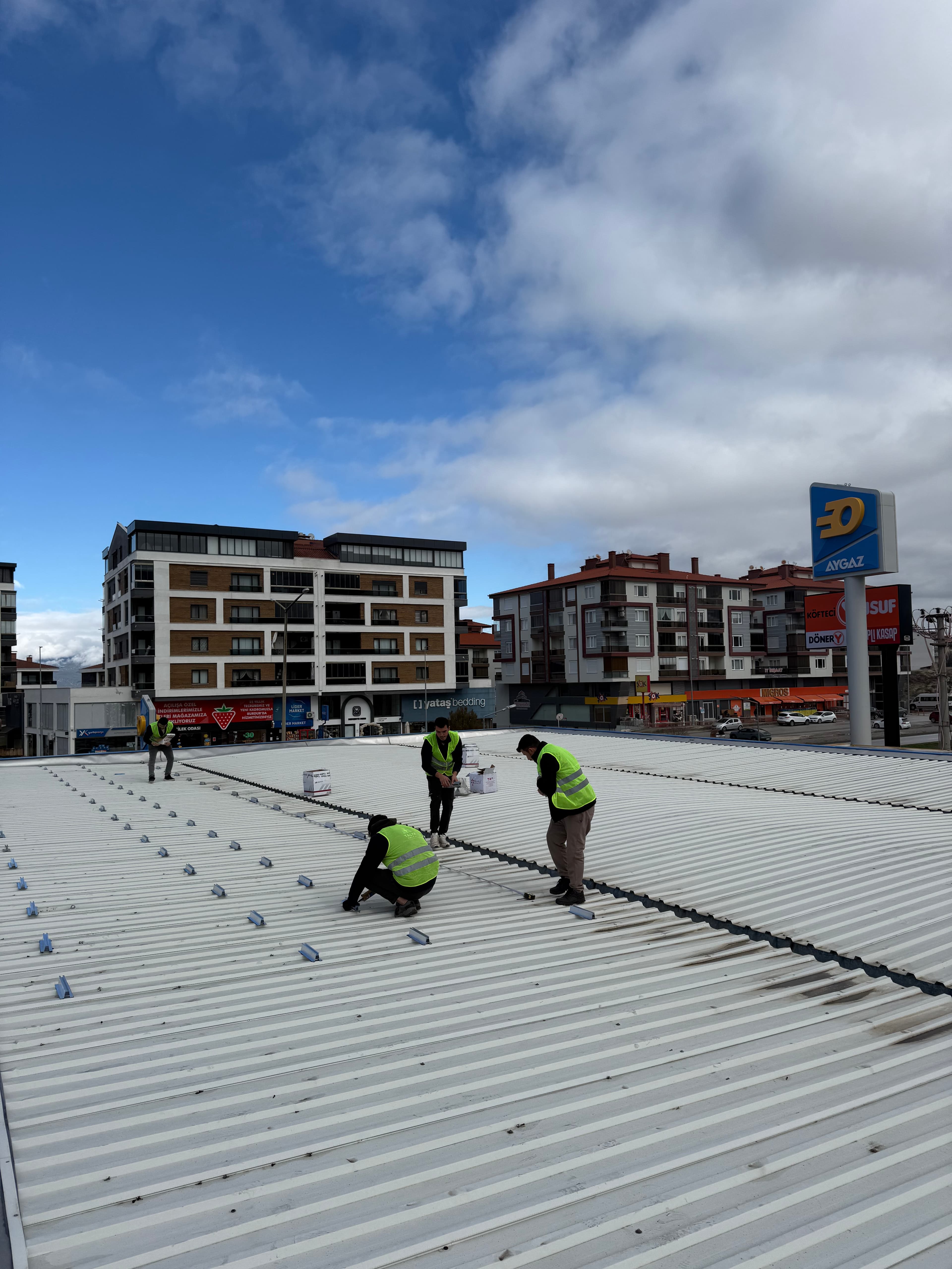 Bakım merkezi çatısında saha uygulaması