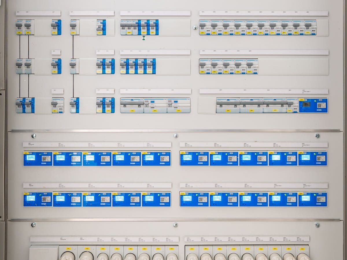 Koruma elemanları ve ölçüm cihazları bulunan teknik elektrik panosu