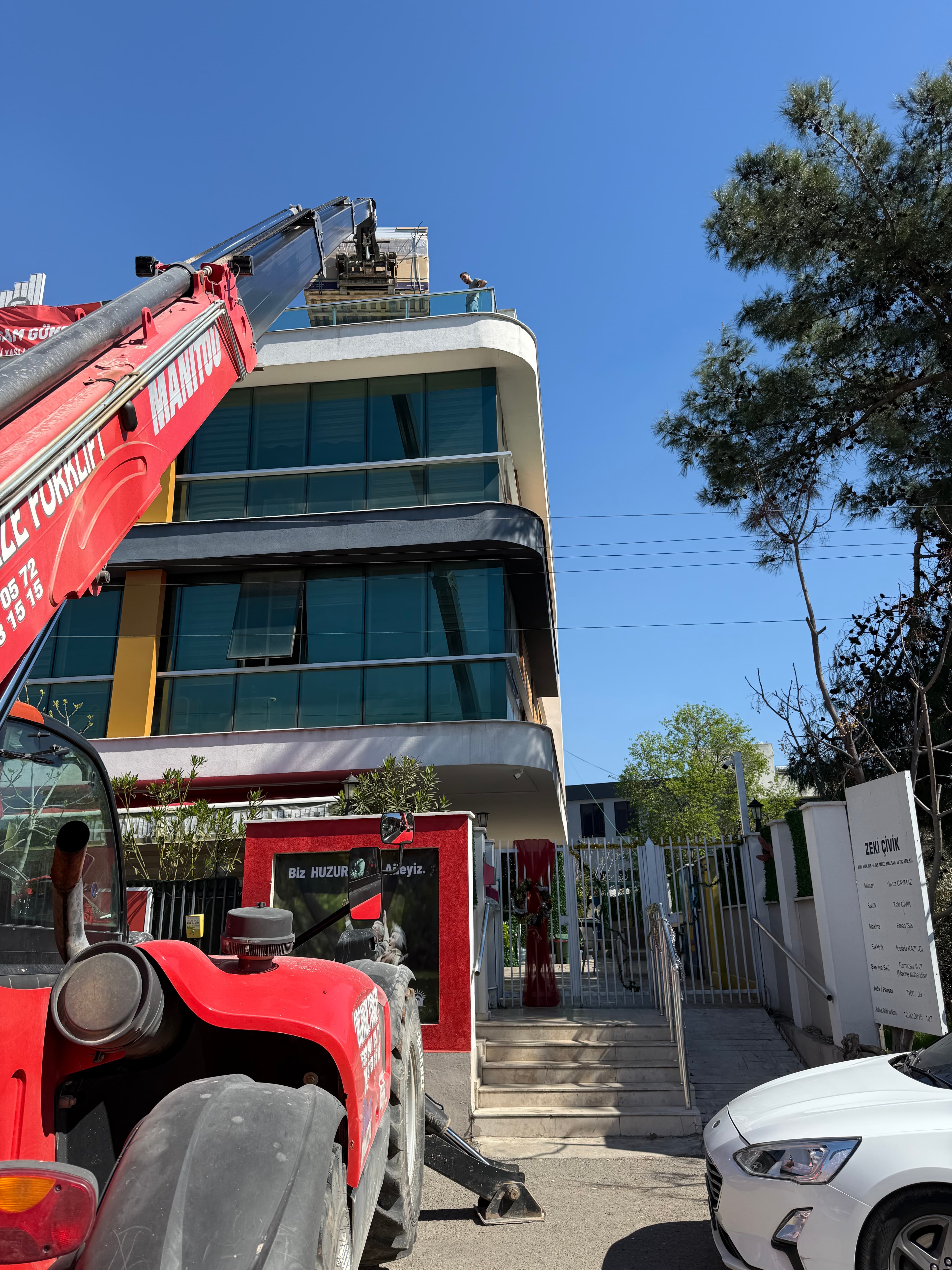 Akşamgüneşi Yaşlı Bakım Merkezi çatısında saha çalışması