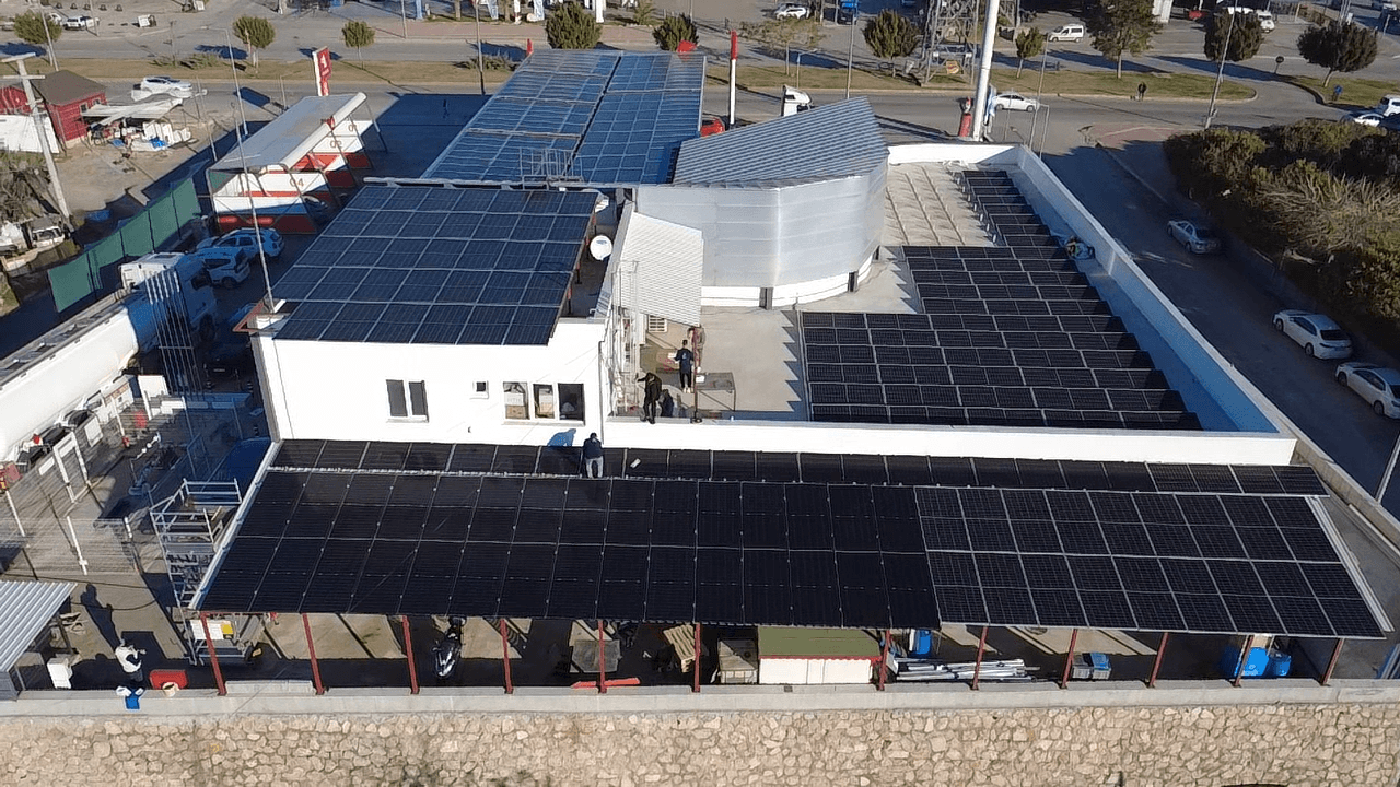 Antalya Varsak Petrol Ofisi çatısındaki panel diziliminin ikinci havadan görünümü