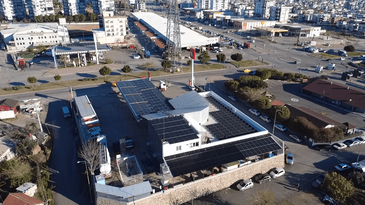 Antalya Varsak Petrol Ofisi çatısında kurulu güneş panellerinin havadan görünümü