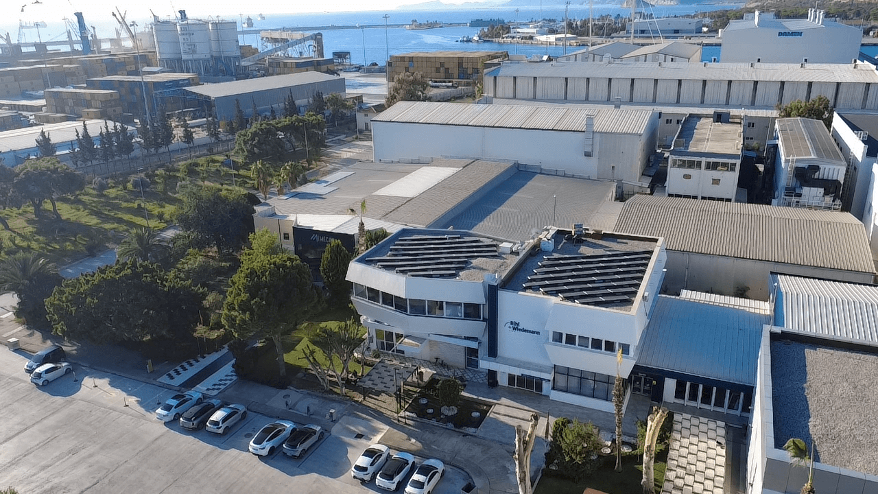 Bihl-Wiedemann fabrika sahasındaki off-grid sistemin havadan görünümü