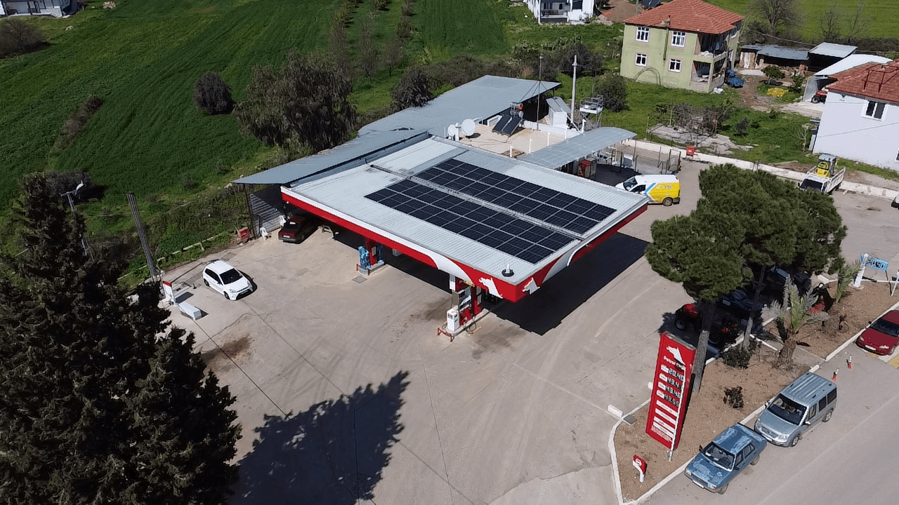 Bilgiç Petrol çatı GES projesinin ikinci havadan görünümü
