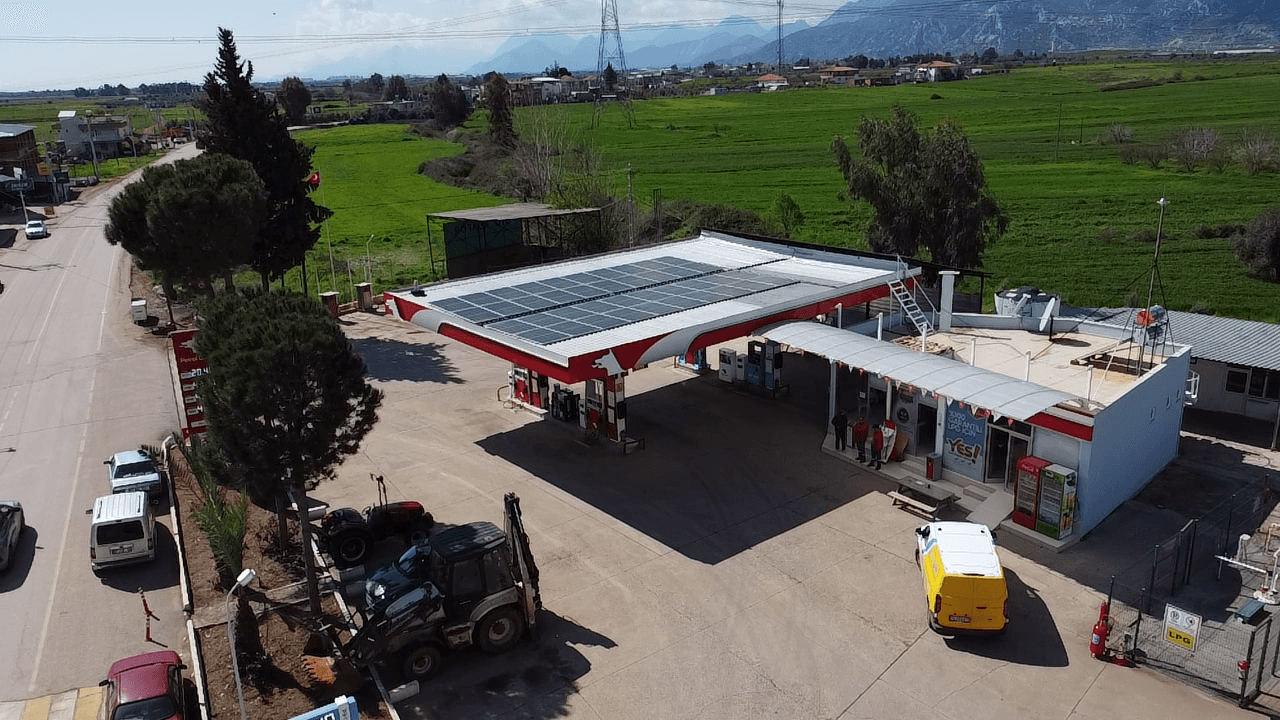 Döşemealtı Bilgiç Petrol istasyonunun çatısındaki panel diziliminin havadan görünümü