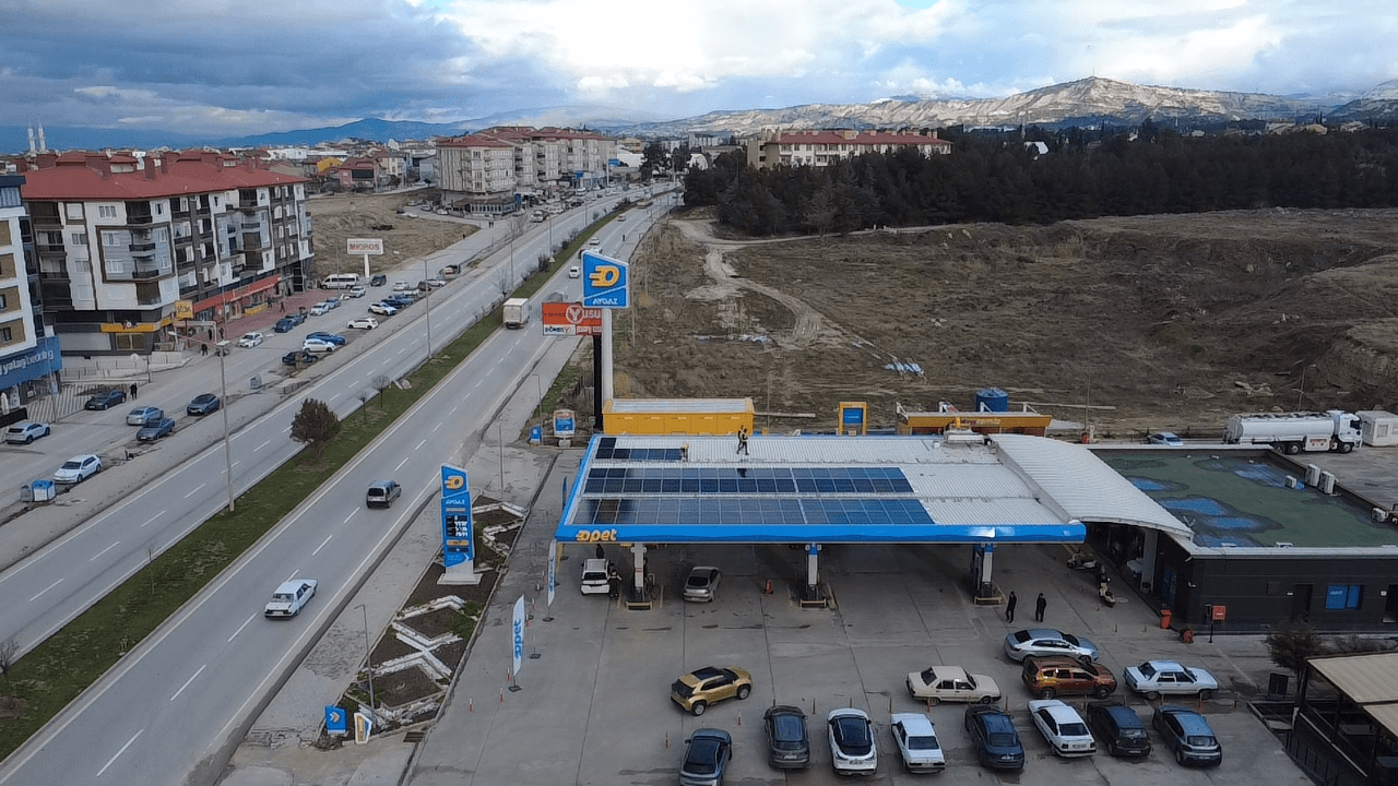 Burdur Belediyesi OPET istasyonunun çatısındaki panellerin havadan görünümü