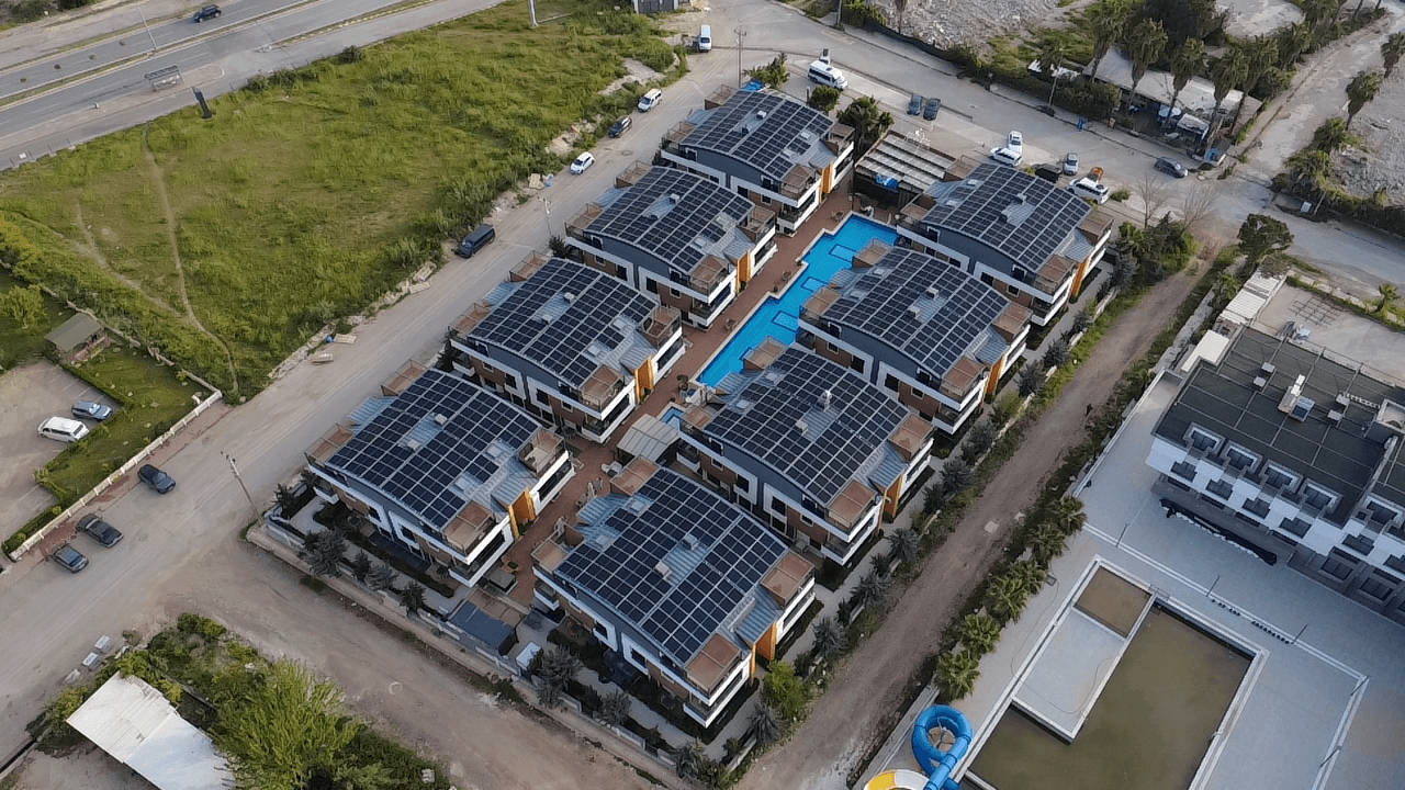 Elysium Green Suites yerleşkesindeki çatı GES uygulamasının havadan görünümü
