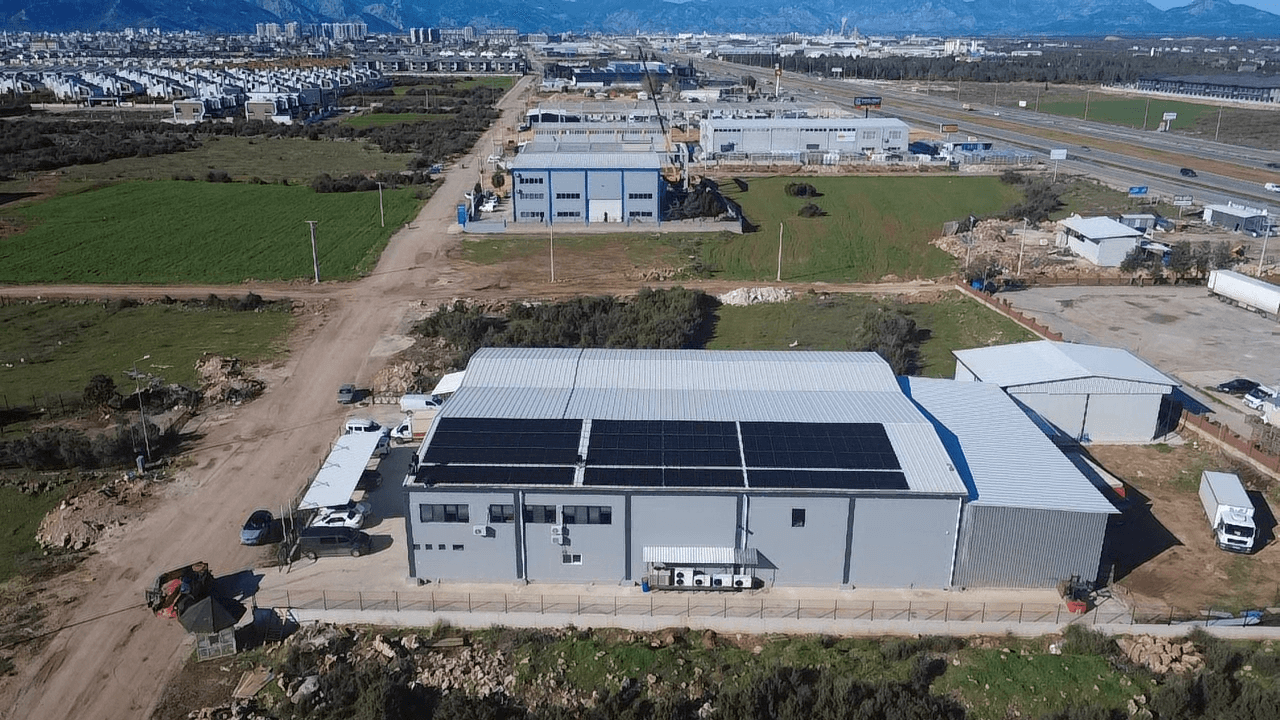 Frutiko fabrika çatısındaki güneş panel alanının görünümü