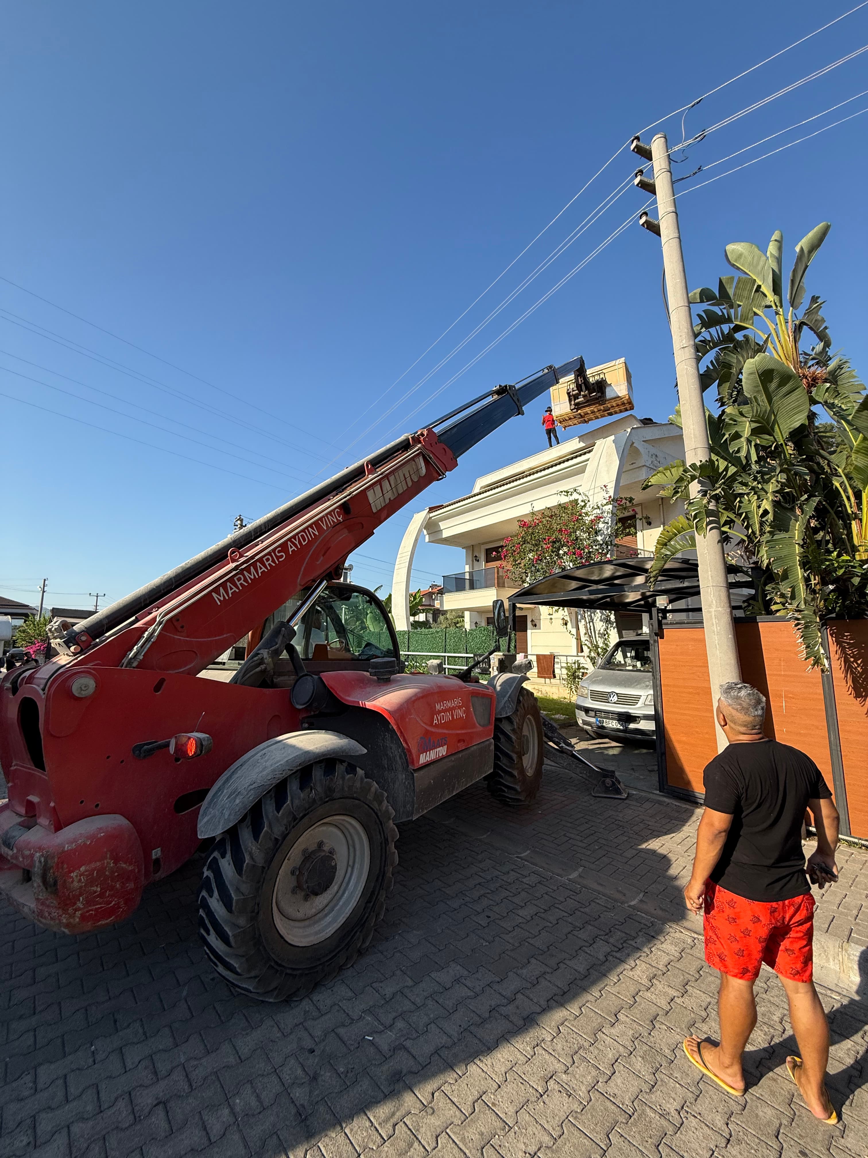 Marmaris villa sahasında vinç ile hibrit sistem ekipmanı kurulum hazırlığı
