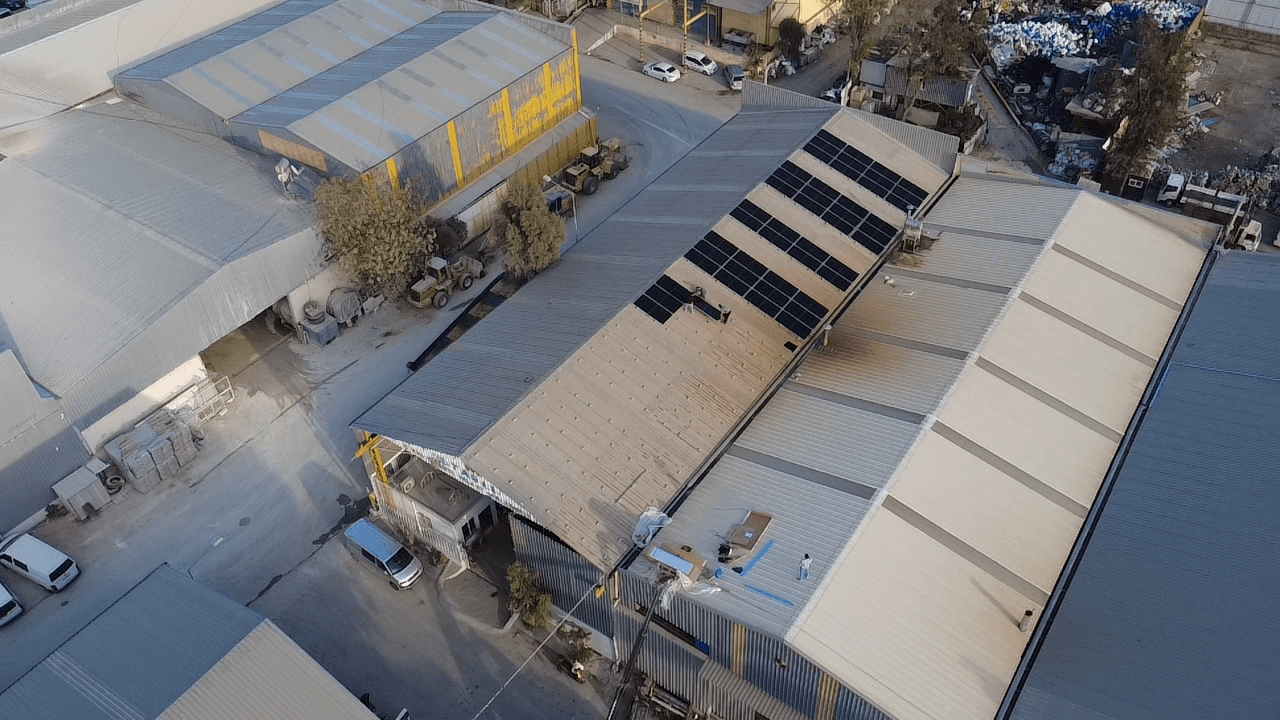MUTAŞ fabrika çatısında kurulu güneş panel alanının görünümü